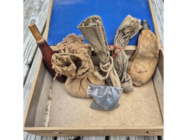 Antiek herlaad gereedschap met accessoires