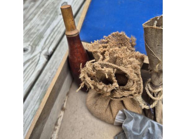 Antiek herlaad gereedschap met accessoires