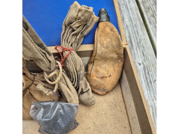 Antiek herlaad gereedschap met accessoires