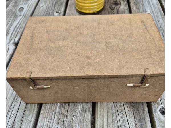 Antiek herlaad gereedschap met accessoires