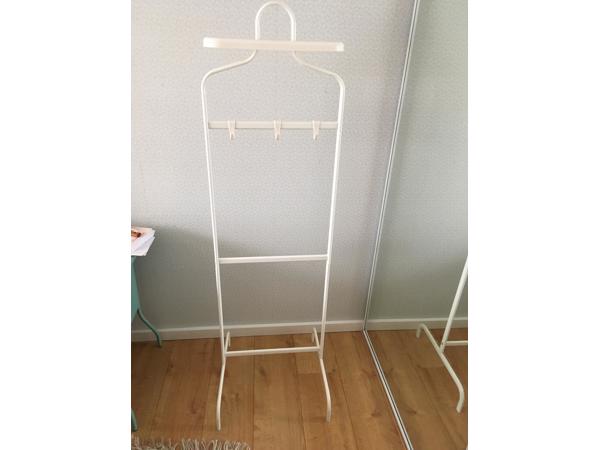 Twee kledingrekken / dressboys ‘Mulig’ van Ikea