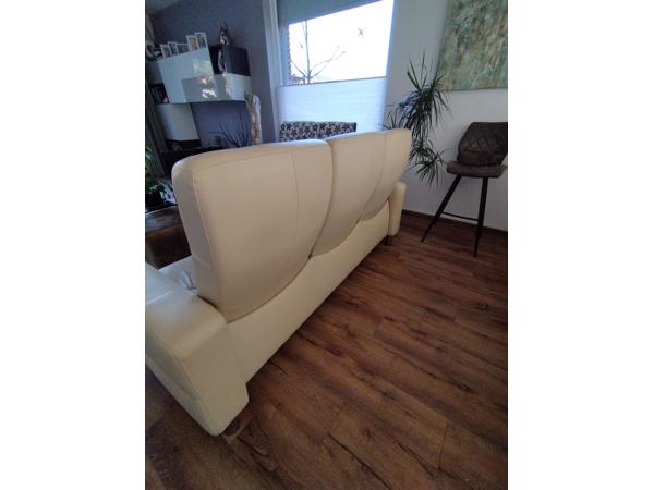 Stressless driezitsbank crèmekleurig leer, hoge rug