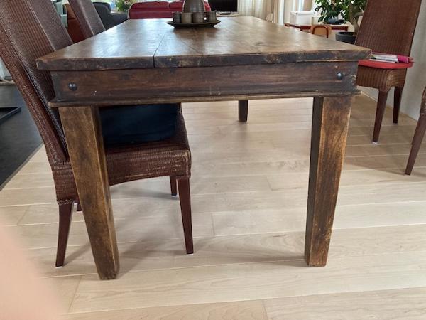 Houten eettafel