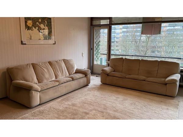 twee driezitsbanken naturel kleurig
