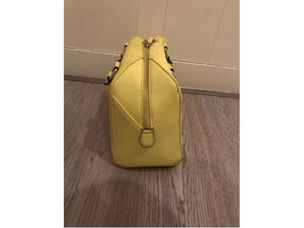Gele Guess hand tas in goede conditie.