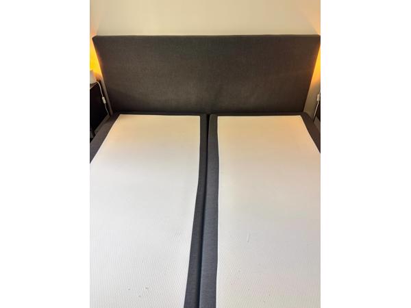 Twee persoons boxspring incl matrassen en hoofdbord - grijs