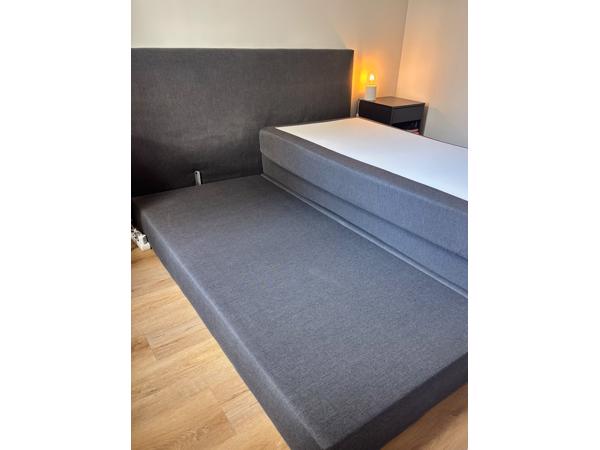Twee persoons boxspring incl matrassen en hoofdbord - grijs