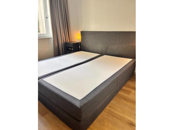 Twee persoons boxspring incl matrassen en hoofdbord - grijs