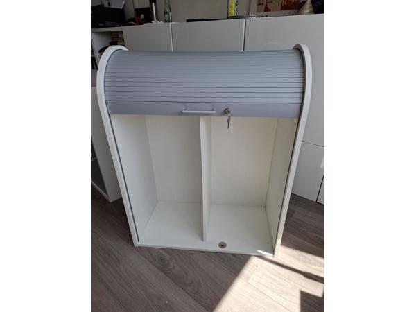 2 kleine roldeurkastjes in grijs en wit