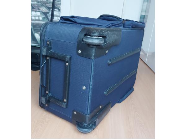 Donkerblauwe degelijke koffer