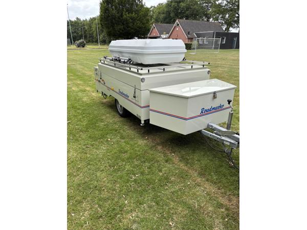Roadmaster family vouwwagen met dakkoffer en fietsenrek.