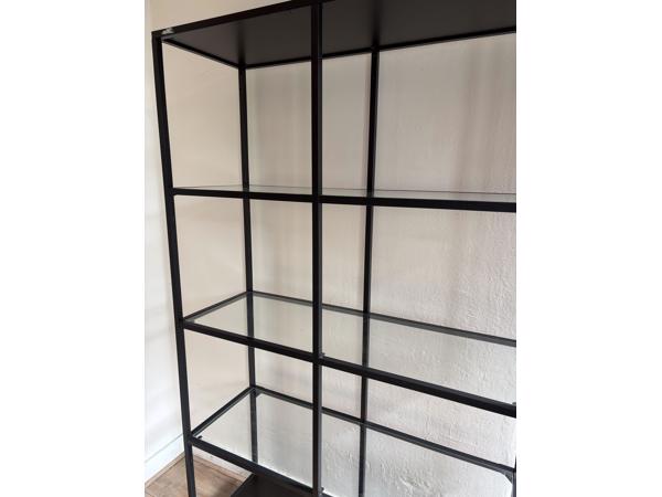 Nette open kast met glazen planken