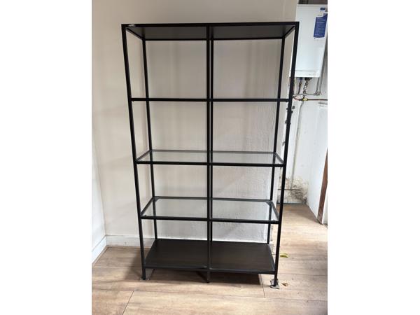 Nette open kast met glazen planken