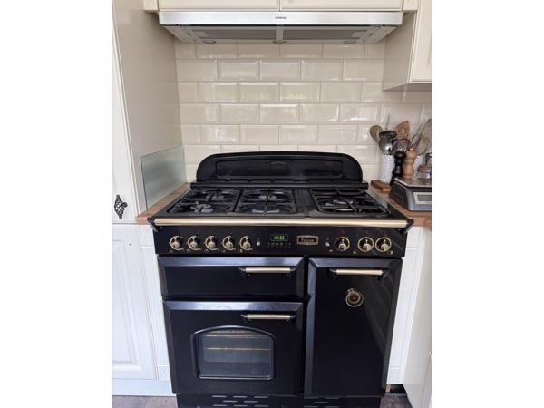 Keuken, met gasfornuis, oven & vaatwasser.