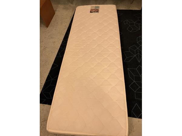 Twee goede en schone matrassen