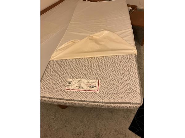 Twee goede en schone matrassen