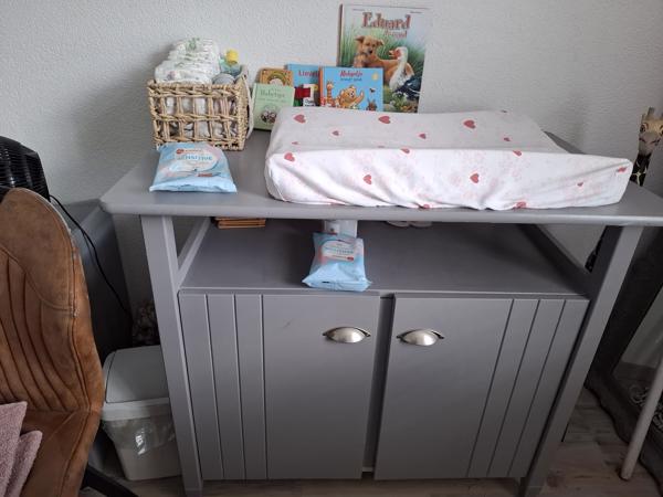 ledikantje, commode en rekje
