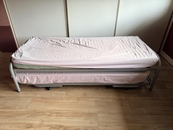 Uitschuifbaar logeerbed met 2 matrassen