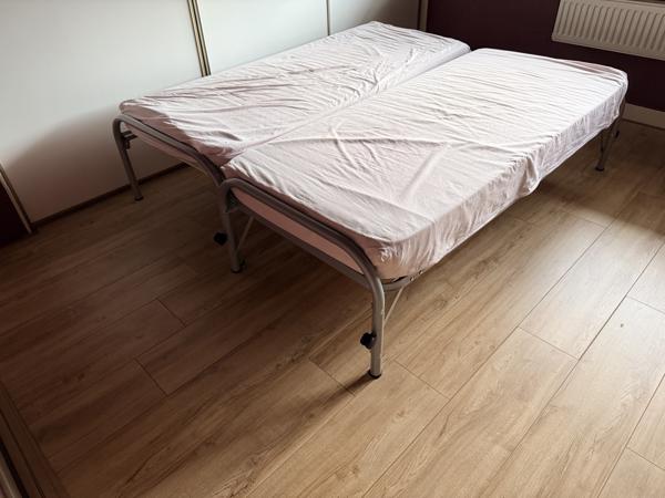 Uitschuifbaar logeerbed met 2 matrassen