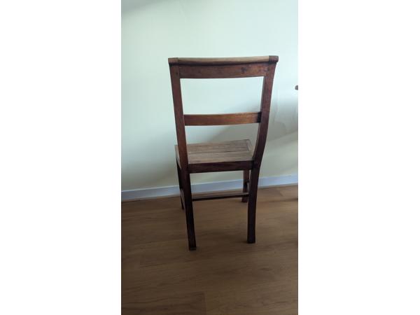 Antieke houten tafel met 4 houten stoelen