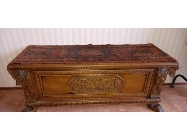 Een hele mooie gedecoreerde dekenkist