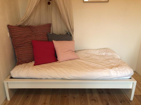 Eenpersoons bed Malm Ikea wit. Inclusief lattenbodem en eventueel matras