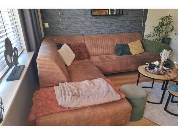 Een cognackleurige hoekbank