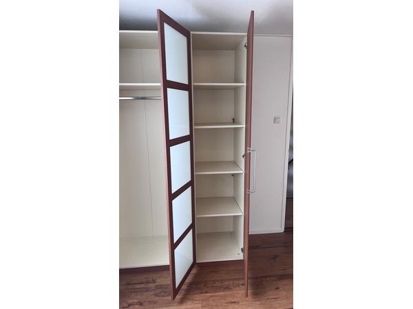2 zeer nette kleding/ linnenkasten