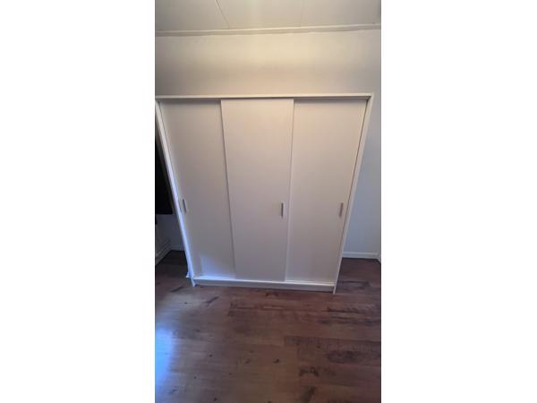 2 zeer nette kleding/ linnenkasten