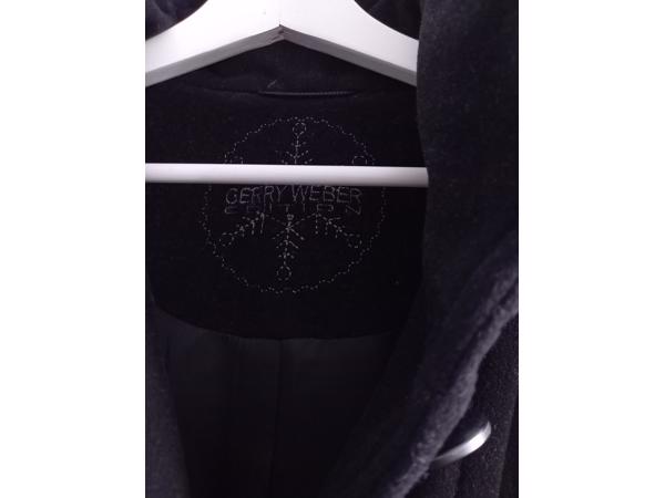 Zwarte manteljas van Gerry Weber maat 42
