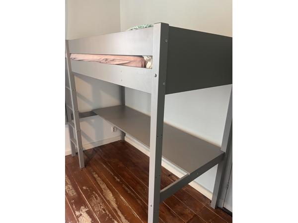 HOOGSLAPER BED MET BUREAU