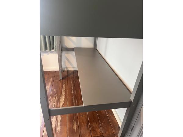 HOOGSLAPER BED MET BUREAU