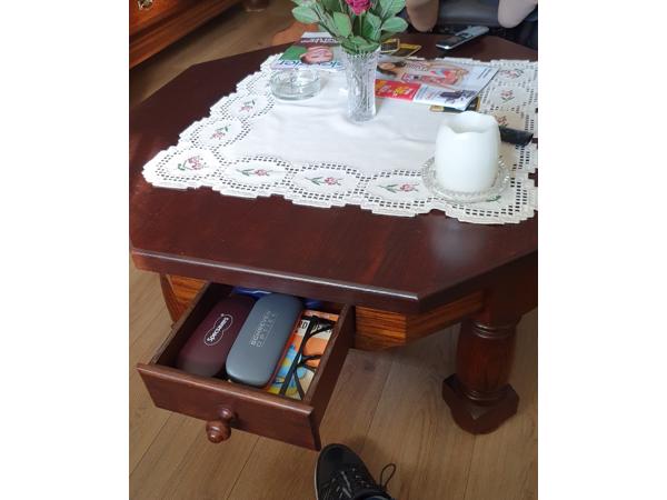 Houten salontafel donkerkleurig