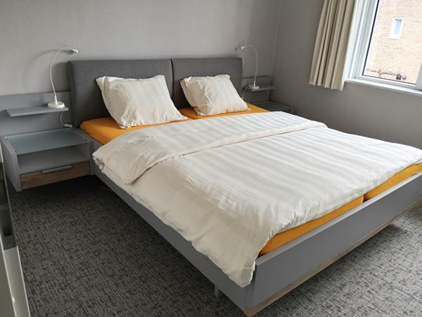 Bed 1.80 x 2.00 m incl nachtkastje