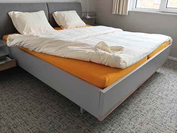 Bed 1.80 x 2.00 m incl nachtkastje