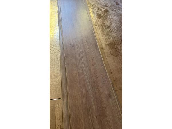 Laminaat beige +/-22m2 en 2x grijs laminaat +/- 8m2 en 6m2