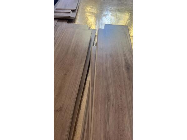 Laminaat beige +/-22m2 en 2x grijs laminaat +/- 8m2 en 6m2