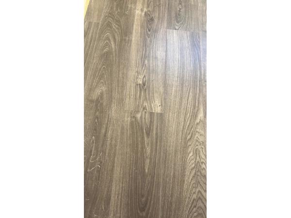 Laminaat beige +/-22m2 en 2x grijs laminaat +/- 8m2 en 6m2