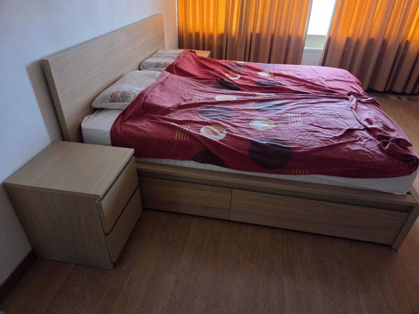 Tweepersoons bedframe met nachtkastjes