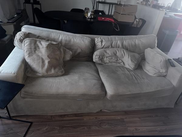 Bank met poef nog in goede staat, 1 kussen wel gescheurd