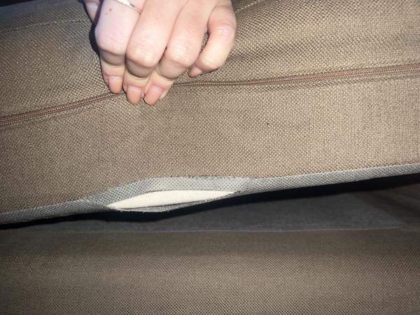 Bank met poef nog in goede staat, 1 kussen wel gescheurd