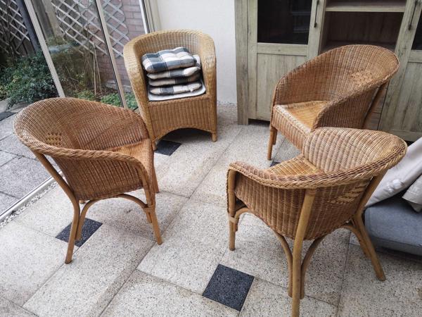 4 rotan stoelen, 3 een set en 1 anders