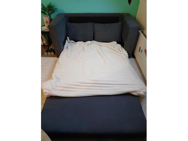 Zeer mooie 2 persoons slaapbank kleur antraciet/grijs.