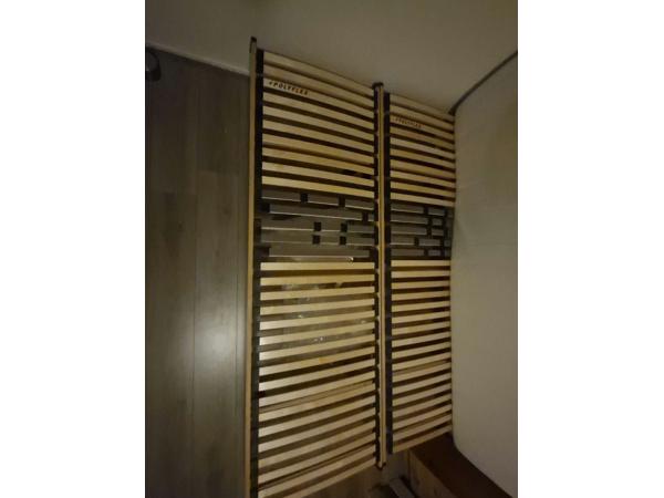 Bed en matras in goede staat.