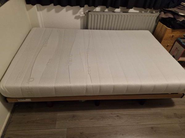 Bed en matras in goede staat.