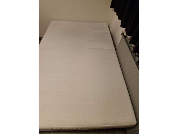 Bed en matras in goede staat.