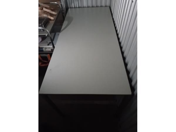 Mooie industriële tafel in goede staat.
