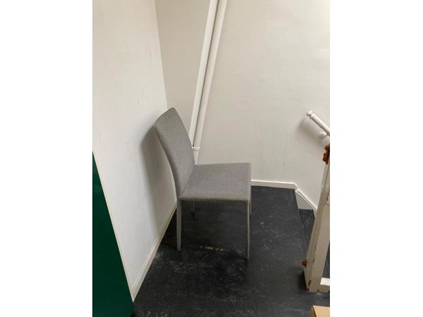 Eetkamer stoelen grijs bekleed