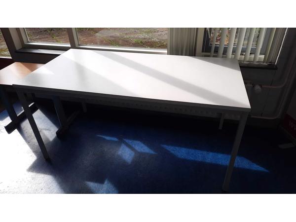 Vier oude school groepstafels.