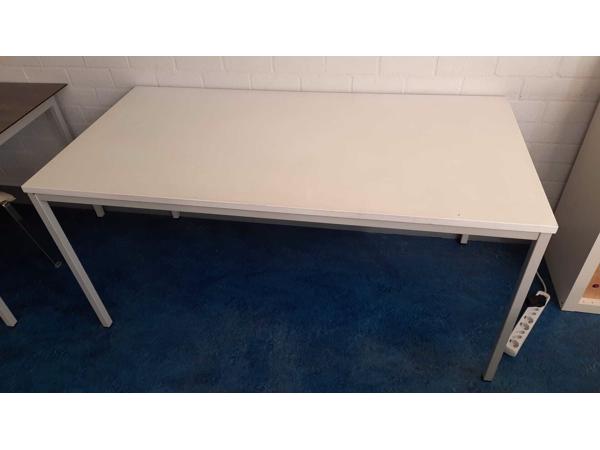 Vier oude school groepstafels.